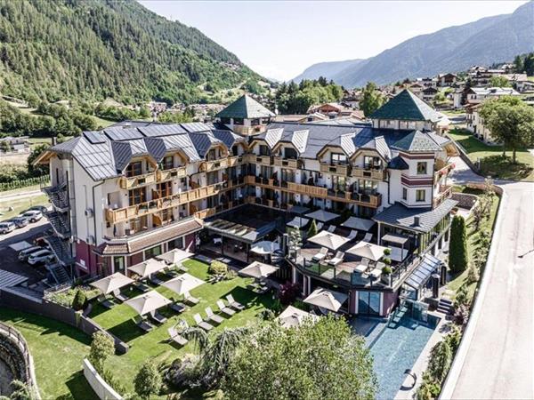 Tevini Dolomites Charming Hotel a Commezzadura