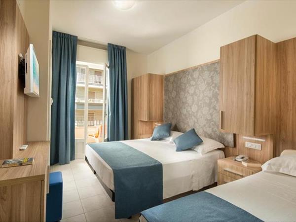 Hotel Cannes - in pieno centro a Riccione