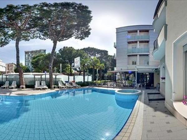 Hotel Adriatica con Piscina - PalaRiccione a Riccione