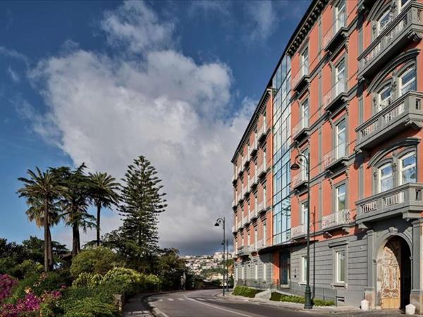 The Britannique Hotel Naples, Curio Collection By Hilton a Napoli